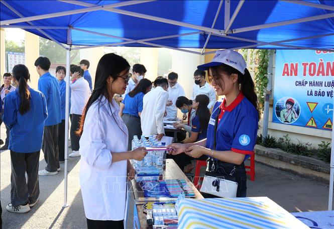 Thanh niên tình nguyện tiếp sức mùa thi tại điểm thi trường THPT Hàm Long, thành phố Bắc Ninh. Ảnh: Thanh Thương - TTXVN