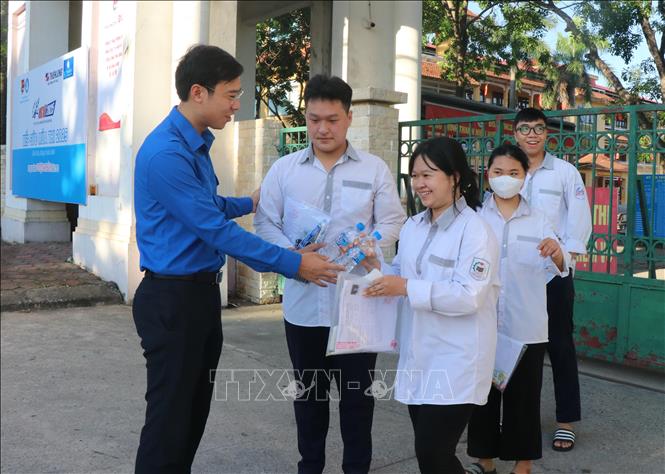 Phó Bí thư Tỉnh Đoàn Bắc Ninh Hà Thái Sơn tham gia tiếp sức mùa thi tại điểm thi trường THPT Quế Võ số 1, thị xã Quế Võ, tỉnh Bắc Ninh. Ảnh: Thanh Thương - TTXVN
