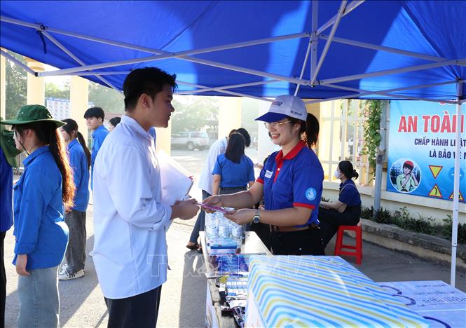 Thanh niên tình nguyện tiếp sức mùa thi tại điểm thi trường THPT Hàm Long, thành phố Bắc Ninh. Ảnh: Thanh Thương - TTXVN