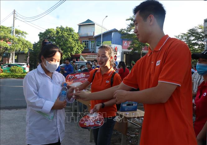 Thanh niên tình nguyện tiếp sức thí sinh tại điểm thi trường THPT Quế Võ số 1, thị xã Quế Võ, tỉnh Bắc Ninh. Ảnh: Thanh Thương - TTXVN