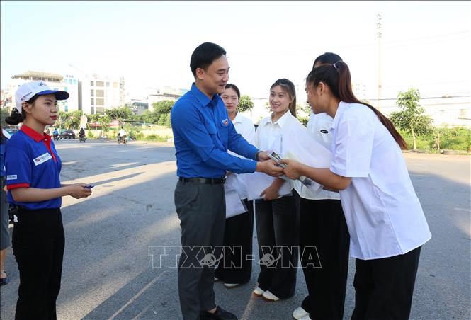 Lãnh đạo Tỉnh Đoàn Bắc Ninh tham gia tiếp sức thí sinh tại điểm thi trường THPT Quế Võ số 1, thị xã Quế Võ, tỉnh Bắc Ninh. Ảnh: Thanh Thương - TTXVN