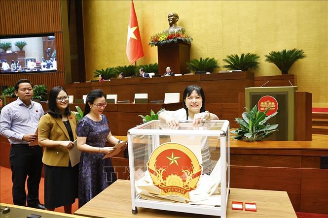 Đại biểu Quốc hội tiến hành bỏ phiếu kín. Ảnh: Doãn Tấn - TTXVN