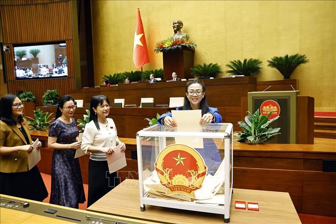 Đại biểu Quốc hội tiến hành bỏ phiếu kín. Ảnh: Doãn Tấn - TTXVN