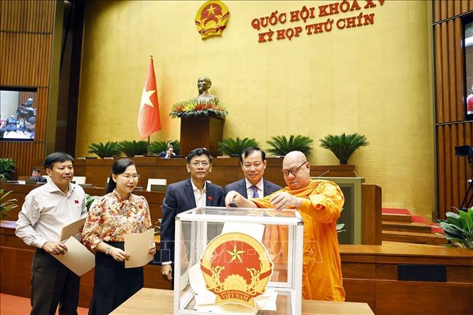 Đại biểu Quốc hội tiến hành bỏ phiếu kín. Ảnh: Doãn Tấn - TTXVN