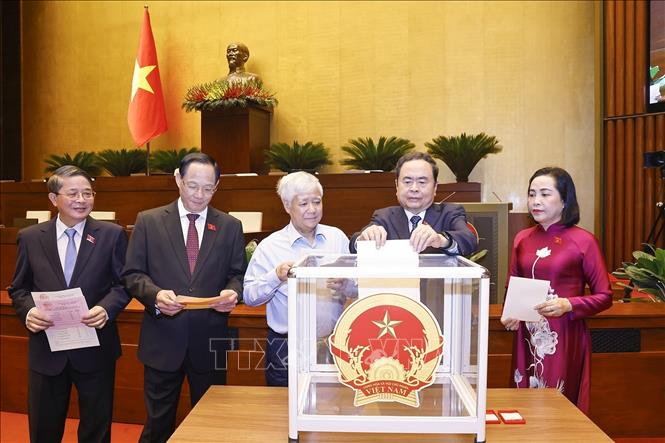 Chủ tịch Quốc hội Trần Thanh Mẫn, Chủ tịch Ủy ban Trung ương Mặt trận Tổ quốc Việt Nam Đỗ Văn Chiến và các Phó Chủ tịch tiến hành bỏ phiếu kín. Ảnh: Doãn Tấn - TTXVN