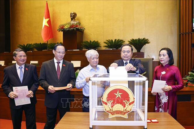 Chủ tịch Quốc hội Trần Thanh Mẫn, Chủ tịch Ủy ban Trung ương Mặt trận Tổ quốc Việt Nam Đỗ Văn Chiến và các Phó Chủ tịch tiến hành bỏ phiếu kín. Ảnh: Doãn Tấn - TTXVN