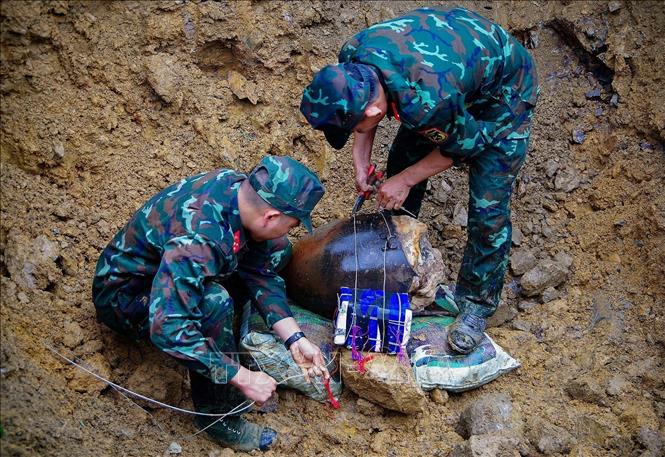Sappers from the Military Command of the northern province of Hoa Binh deal with a part of a bomb weighing about 1,000 kg. VNA  Photo: Trọng Đạt 