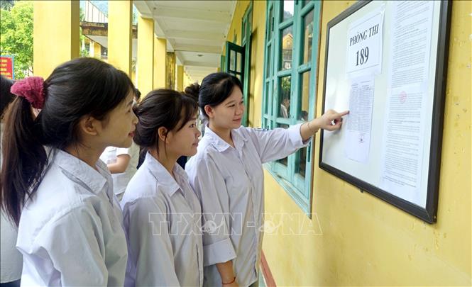 Thí sinh tại Điểm thi Trường THPT Minh Quang, huyện Chiêm Hóa kiểm tra thông tin trước khi vào phòng thi. Ảnh: Quang Cường - TTXVN
