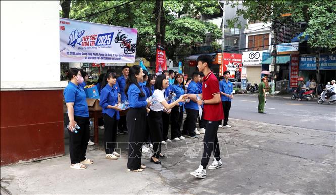 Các thí sinh tại điểm thi Trường THPT Tân Trào, thành phố Tuyên Quang chuẩn bị bước vào phòng thi. Ảnh: Quang Cường - TTXVN