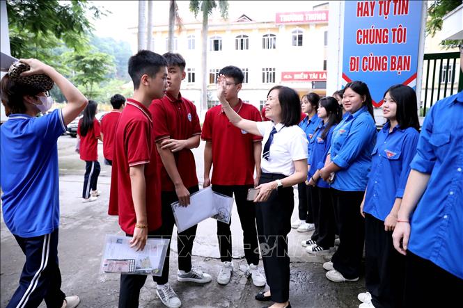 Các thí sinh tại Điểm thi Trường THPT Tân Trào, thành phố Tuyên Quang chuẩn bị bước vào phòng thi. Ảnh: Quang Cường - TTXVN