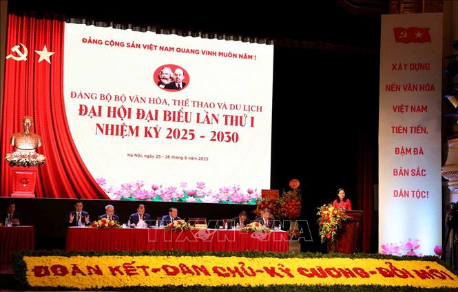 Đoàn chủ tịch điều hành Đại hội. Ảnh: Nhật Anh - TTXVN