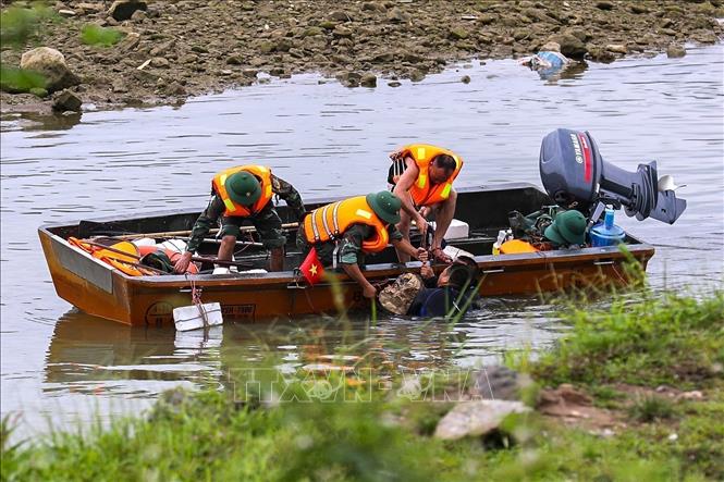 Sappers from the Military Command of the northern province of Hoa Binh remove a part of a bomb containing a detonator found on an area near the Hoa Binh Hydro-electricity Power Plant. VNA  Photo: Trọng Đạt 