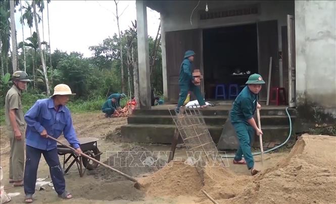 Local people and military forces join hand in the housing programme. VNA Photo: Hải Âu