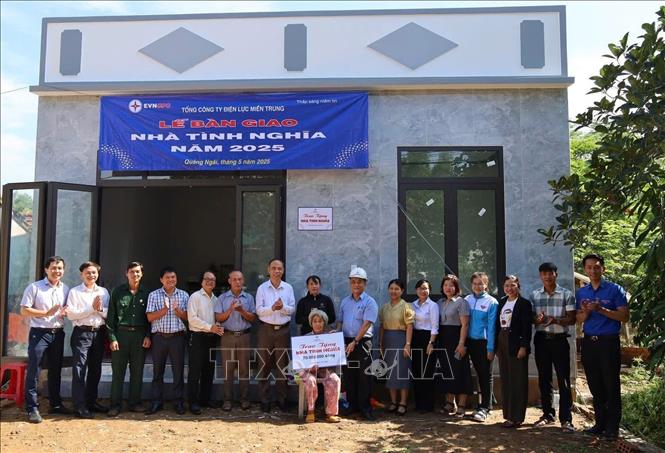 Handing over a new house in Tinh Hiep commune, Son Tinh district. VNA Photo: Hải Âu