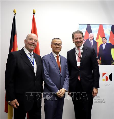 Đại sứ Vũ Quang Minh (giữa) cùng ông  Rolf Schulze, Chủ tịch Hội Đức - Việt (trái) và ông Andreas Scheuer, Chủ tịch Tổ chức Sáng kiến Nhịp cầu Châu Á, trong cuộc gặp bên lề Hội thảo “Đổi mới và hợp tác: Tương lai của quan hệ Đức-Việt” - Ảnh: Phương Hoa - PV TTXVN tại Đức