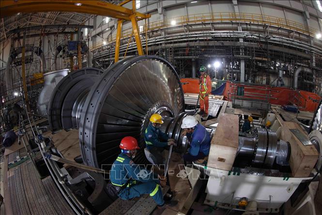 Lắp đặt tua bin là một trong những dấu mốc quan trọng nhất trong lắp đặt thiết bị chính của Dự án nhà máy Nhiệt điện Quảng Trạch. Ảnh: Vũ Sinh – TTXVN