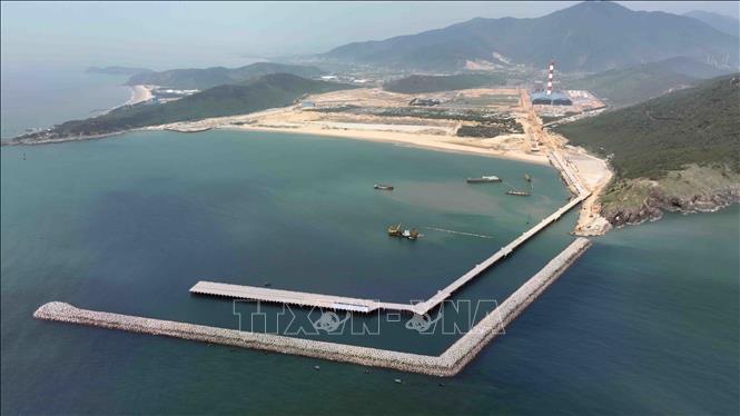 Cảng nhập than của Nhà máy Nhiệt điện Quảng Trạch 1 có 2 bến cập tàu với chiều dài 300m, chiều rộng 34m, cao độ +5,5m, đáp ứng tàu tải trọng 100.000 DWT. Ảnh: Vũ Sinh – TTXVN
