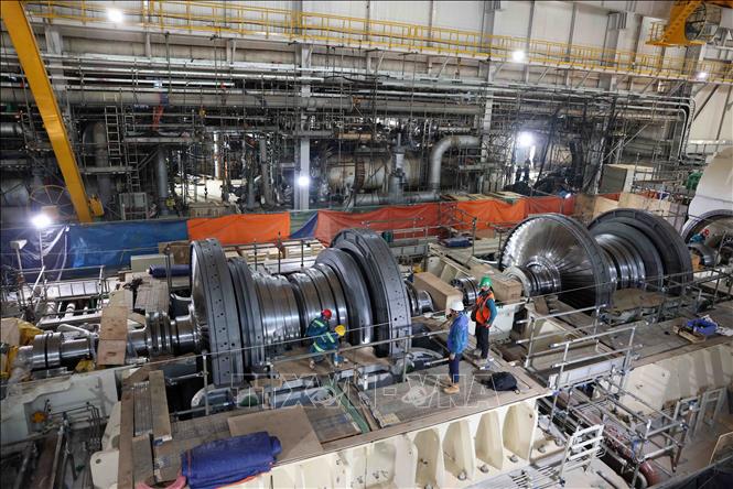 Lắp đặt tua bin là một trong những dấu mốc quan trọng nhất trong lắp đặt thiết bị chính của Dự án nhà máy Nhiệt điện Quảng Trạch. Ảnh: Vũ Sinh – TTXVN