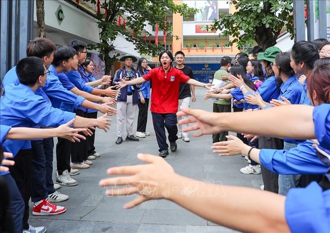 Niềm vui của thí sinh sau khi hoàn thành bài thi môn Ngữ văn tại điểm thi Trường THCS Ngô Sĩ Liên (quận Hoàn Kiếm). Ảnh: Khánh Hoà - TTXVN