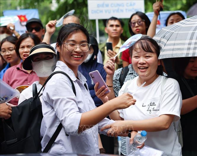 Phụ huynh hồ hởi đón thí sinh. Ảnh: Thanh Tùng - TTXVN
