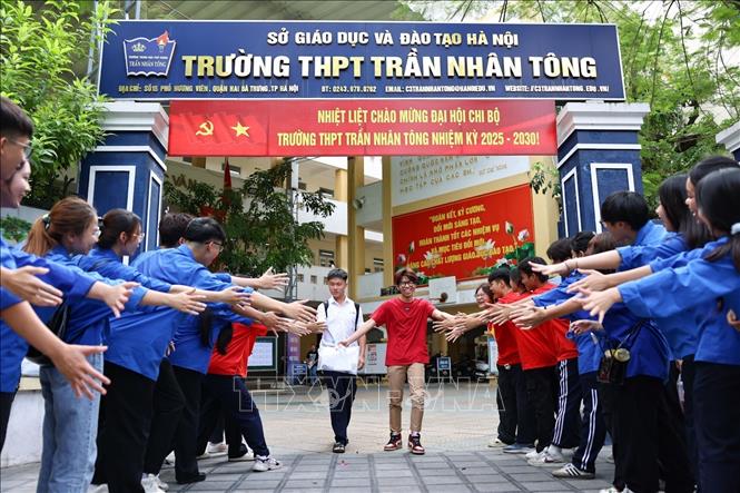 Những thí sinh đầu tiên rời khỏi điểm thi Trường THPT Trần Nhân Tông, quận Hai Bà Trưng sau khi hoàn thành bài thi môn Ngữ văn. Ảnh: Thanh Tùng - TTXVN 
