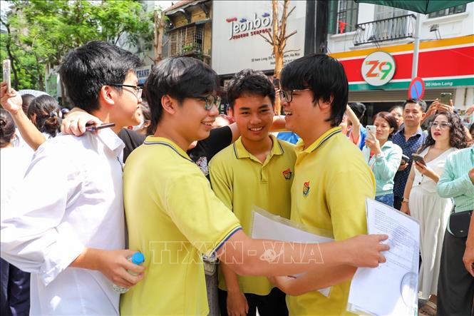 Thí sinh sau khi hoàn thành bài thi môn Ngữ văn tại điểm thi Trường THCS Ngô Sĩ Liên (quận Hoàn Kiếm). Ảnh: Khánh Hoà - TTXVN