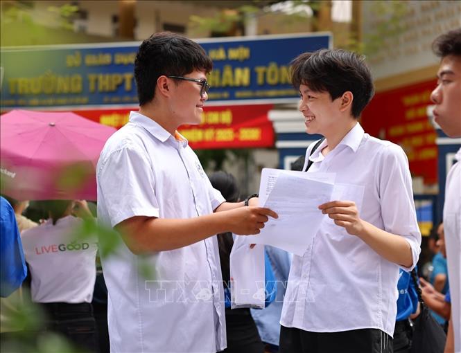 Thí sinh trao đổi sau khi kết thúc môn thi Ngữ văn. Thanh Tùng - TTXVN