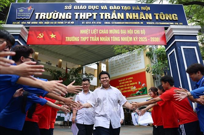 Thí sinh phấn khởi sau khi hoàn thành môn thi đầu tiên tại điểm thi Trường THPT Trần Nhân Tông, quận Hai Bà Trưng. Ảnh: Thanh Tùng - TTXVN 
