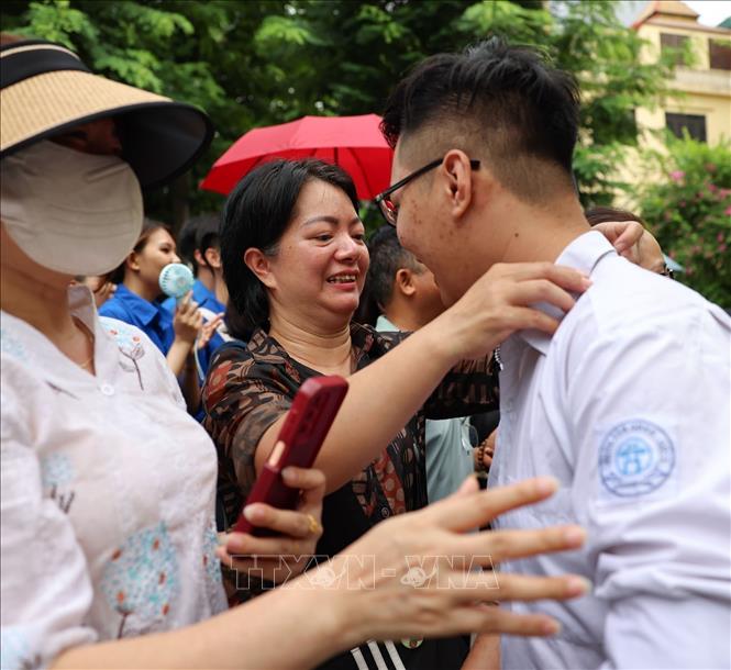 Phụ huynh hồ hởi đón thí sinh. Ảnh: Thanh Tùng - TTXVN