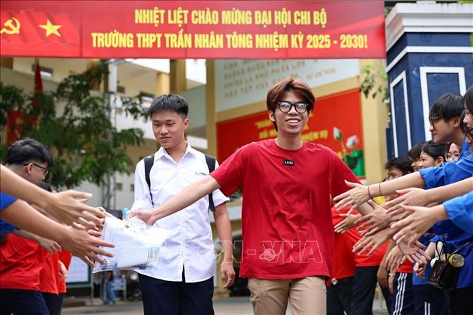 Thí sinh phấn khởi sau khi hoàn thành môn thi đầu tiên tại điểm thi Trường THPT Trần Nhân Tông, quận Hai Bà Trưng. Ảnh: Thanh Tùng - TTXVN 