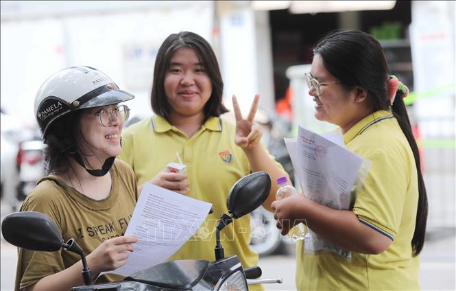 Thí sinh vui vẻ sau khi hoàn thành bài thi môn Ngữ văn tại điểm thi Trường THCS Ngô Sĩ Liên (quận Hoàn Kiếm). Ảnh: Thành Phương - TTXVN