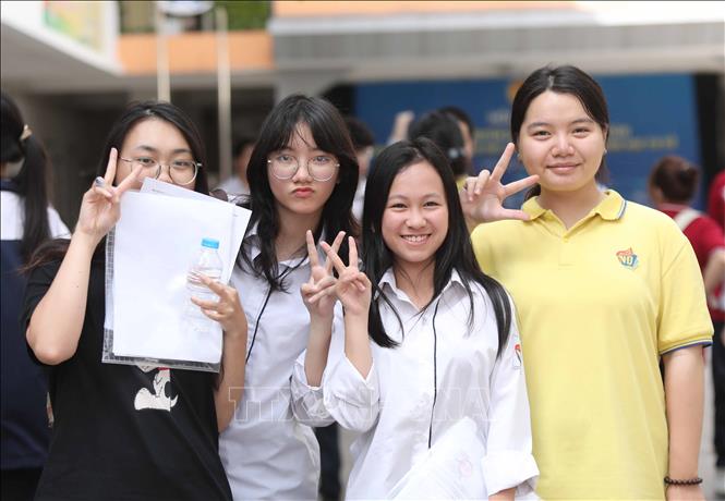 Thí sinh vui vẻ sau khi hoàn thành bài thi môn Ngữ văn tại điểm thi Trường THCS Ngô Sĩ Liên (quận Hoàn Kiếm). Ảnh: Thành Phương - TTXVN