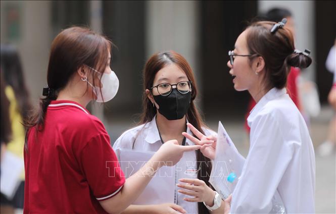 Thí sinh trao đổi sau khi hoàn thành thi môn Ngữ văn tại điểm thi Trường THCS Ngô Sĩ Liên (quận Hoàn Kiếm). Ảnh: Thành Phương - TTXVN