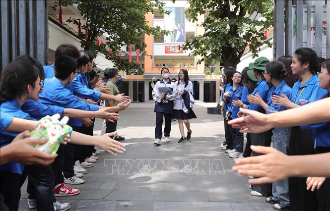 Thí sinh sau khi hoàn thành bài thi môn Ngữ văn tại điểm thi Trường THCS Ngô Sĩ Liên (quận Hoàn Kiếm). Ảnh: Thành Phương - TTXVN