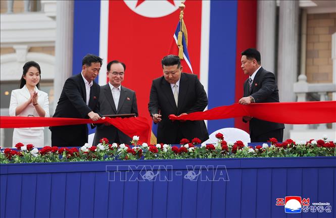 Nhà lãnh đạo Triều Tiên Kim Jong-un (thứ 4, trái) dự lễ khánh thành khu du lịch ven biển Kalma ngày 24/6/2025. Ảnh: Yonhap/TTXVN