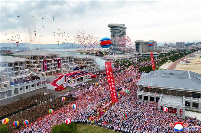 Quang cảnh lễ khánh thành khu du lịch ven biển Kalma, Triều Tiên, ngày 24/6/2025. Ảnh: Yonhap/TTXVN
