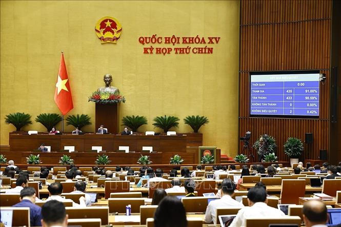 NA deputies vote to pass the Law on Personal Data Protection. VNA Photo: Doãn Tấn 