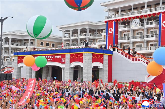 Quang cảnh lễ khánh thành khu du lịch ven biển Kalma, Triều Tiên, ngày 24/6/2025. Ảnh: Yonhap/TTXVN