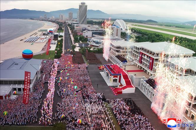 Quang cảnh lễ khánh thành khu du lịch ven biển Kalma, Triều Tiên, ngày 24/6/2025. Ảnh: Yonhap/TTXVN