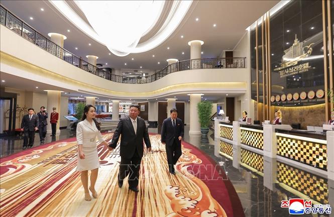 Nhà lãnh Triều Tiên đạo Kim Jong Un và con gái Ju-ae thị sát khu du lịch ven biển Kalma, Triều Tiên, ngày 24/6/2025. Ảnh: Yonhap/TTXVN