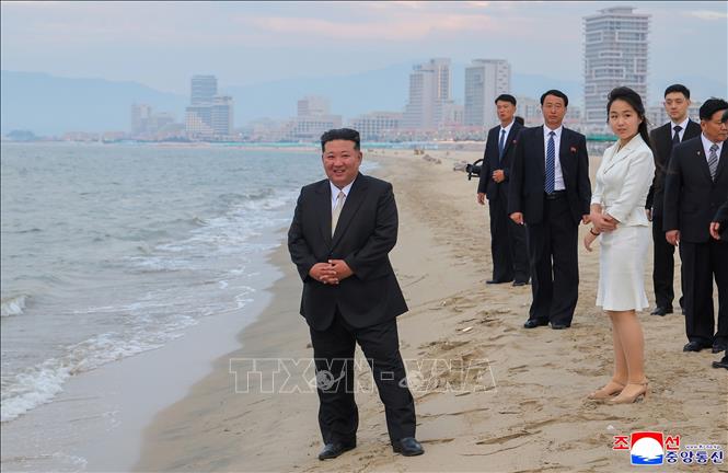Nhà lãnh Triều Tiên đạo Kim Jong Un thị sát khu du lịch ven biển Kalma, Triều Tiên, ngày 24/6/2025. Ảnh: Yonhap/TTXVN