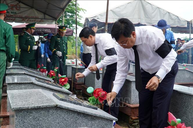 Bí thư Tỉnh ủy Kiên Giang Nguyễn Tiến Hải và Phó Chủ tịch UBND tỉnh Lê Trung Hồ thắp hương tại các phần mộ liệt sĩ ở Nghĩa trang liệt sĩ huyện Hòn Đất. Ảnh: Văn Sĩ - TTXVN                               