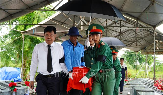 Bí thư Tỉnh ủy Kiên Giang Nguyễn Tiến Hải đưa hài cốt liệt sĩ về nơi an táng. Ảnh: Văn Sĩ - TTXVN                                   