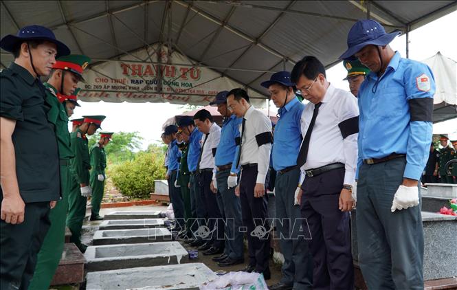 Lãnh đạo tỉnh Kiên Giang và các lực lượng vũ trang tiễn đưa các liệt sĩ về nơi an nghỉ. Ảnh: Văn Sĩ - TTXVN                                