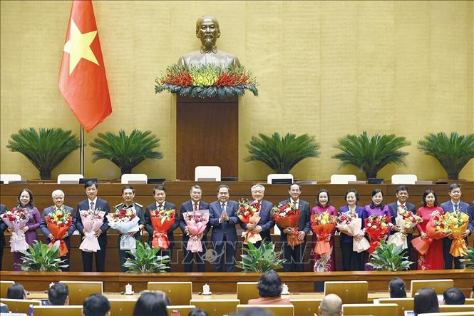 Chủ tịch Quốc hội Trần Thanh Mẫn, Chủ tịch Hội đồng bầu cử quốc gia tặng hoa các Phó Chủ tịch và Ủy viên Hội đồng bầu cử quốc gia. Ảnh: Doãn Tấn - TTXVN