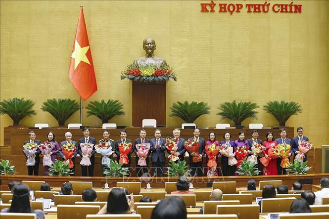 Chủ tịch Quốc hội Trần Thanh Mẫn, Chủ tịch Hội đồng bầu cử quốc gia tặng hoa các Phó Chủ tịch và Ủy viên Hội đồng bầu cử quốc gia. Ảnh: Doãn Tấn - TTXVN