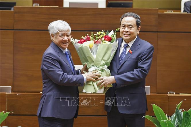 Đồng chí Đỗ Văn Chiến, Ủy viên Bộ Chính trị, Bí thư Trung ương Đảng, Chủ tịch Ủy ban Trung ương Mặt trận Tổ quốc Việt Nam tặng hoa chúc mừng Chủ tịch Quốc hội Trần Thanh Mẫn, Chủ tịch Hội đồng bầu cử quốc gia. Ảnh: Doãn Tấn - TTXVN