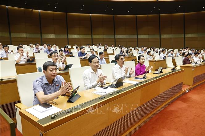 Quốc hội biểu quyết thông qua Nghị quyết của Quốc hội phê chuẩn danh sách Phó Chủ tịch và Ủy viên Hội đồng bầu cử quốc gia. Ảnh: Doãn Tấn - TTXVN