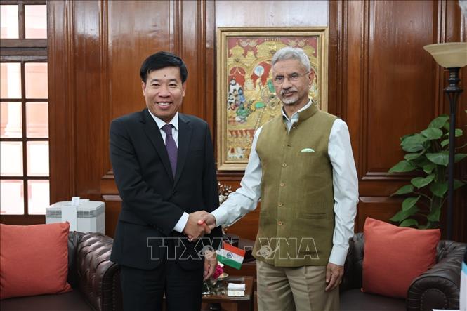 Thứ trưởng Bộ Ngoại giao Nguyễn Mạnh Cường chào Bộ trưởng Ngoại giao Ấn Độ S. Jaishankar. Ảnh: TTXVN phát