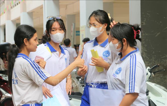 Thí sinh trao đổi sau khi hoàn thành bài thi môn Ngữ văn tại điểm thi Trường THPT Long Xuyên (thành phố Long Xuyên). Ảnh: Công Mạo-TTXVN